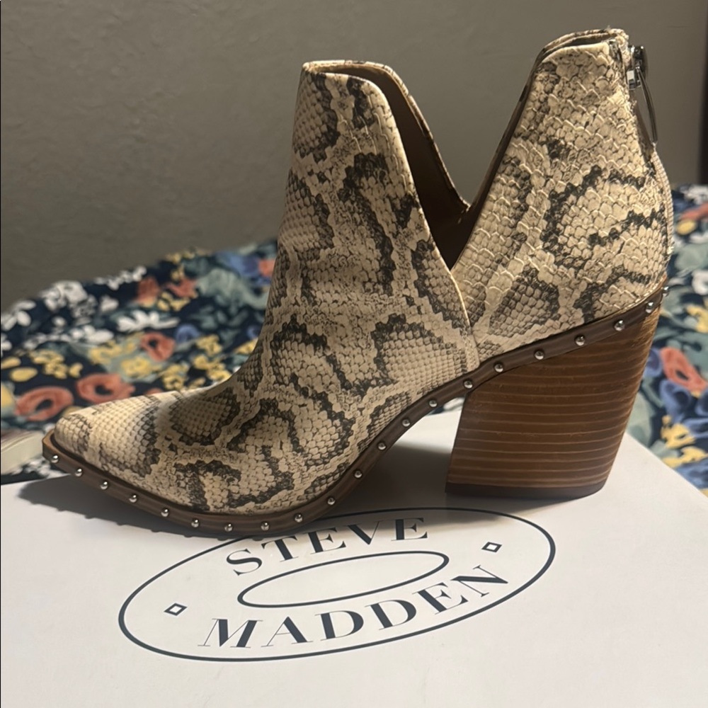 Steve Madden Tan Ankle Booties with Chunky Heel